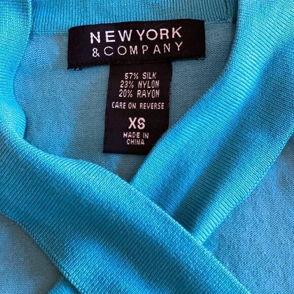 EUC 70s Style Turquoise & White Chevron Silk Blend Halter Criss Cross Crop Top - Picture 3 of 5